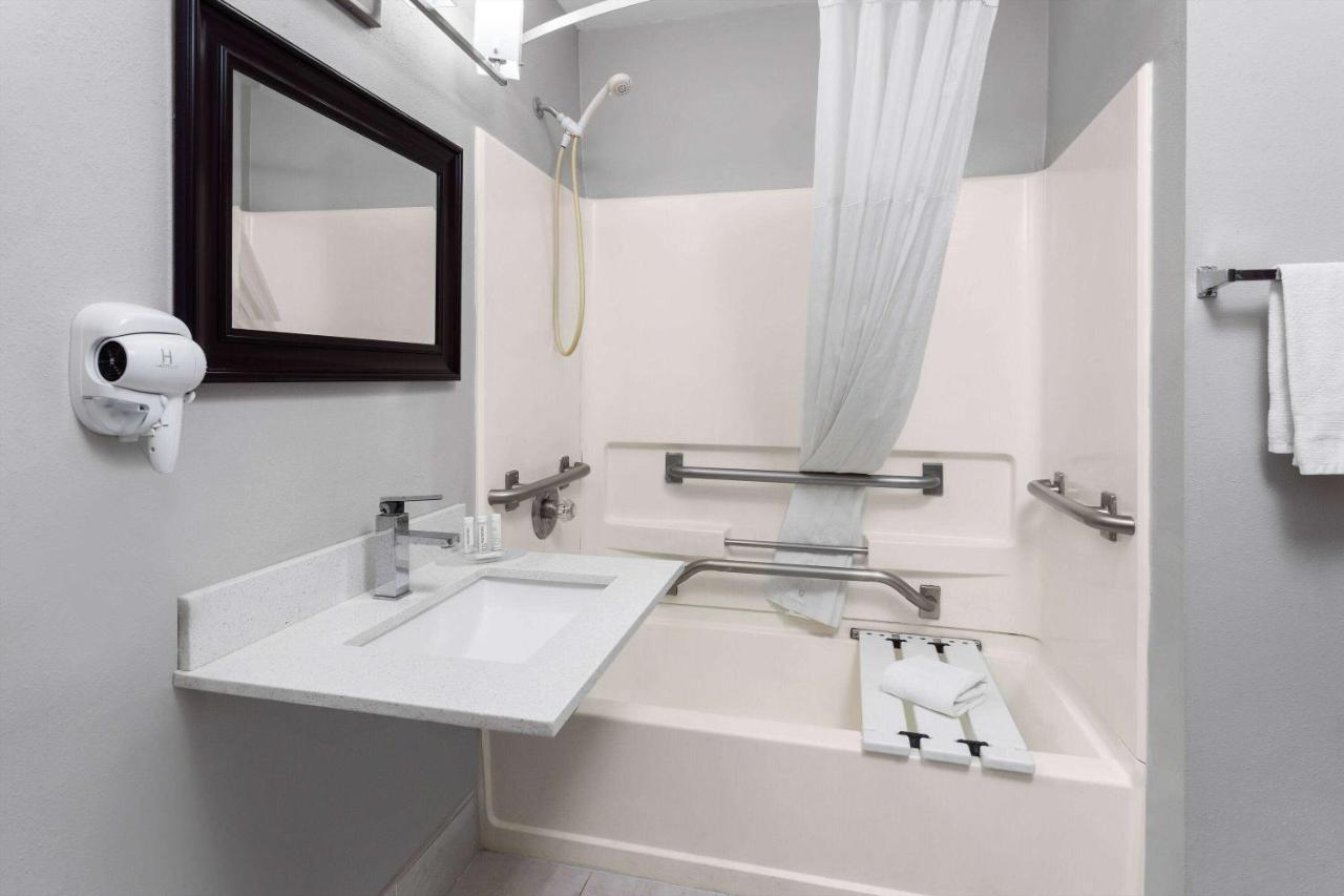 Days Inn & Suites By Wyndham Sellersburg Esterno foto
