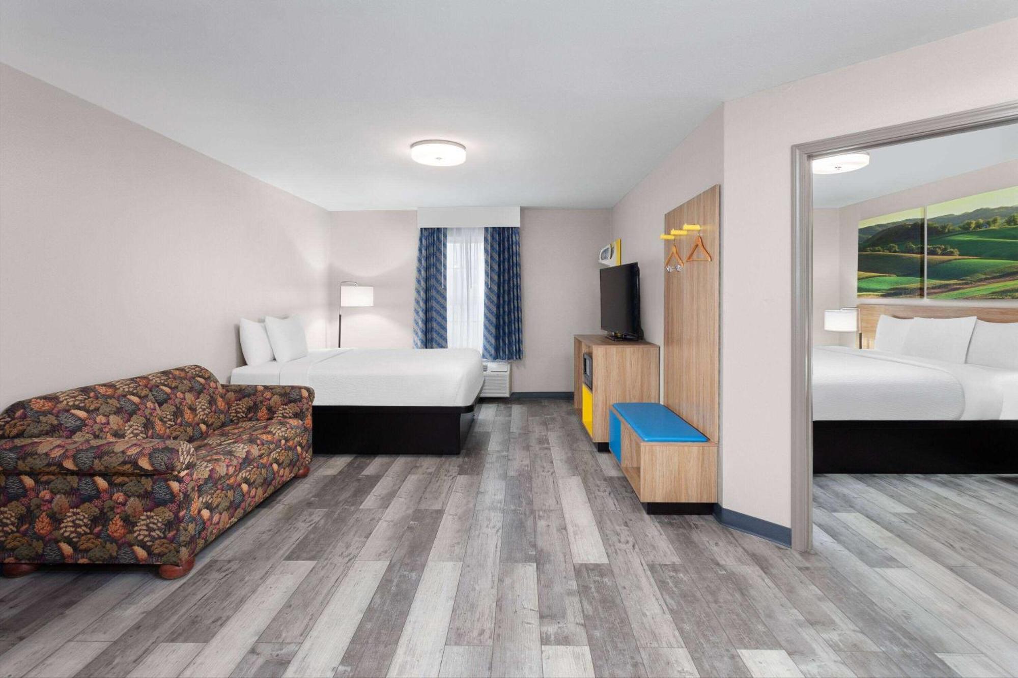 Days Inn & Suites By Wyndham Sellersburg Esterno foto