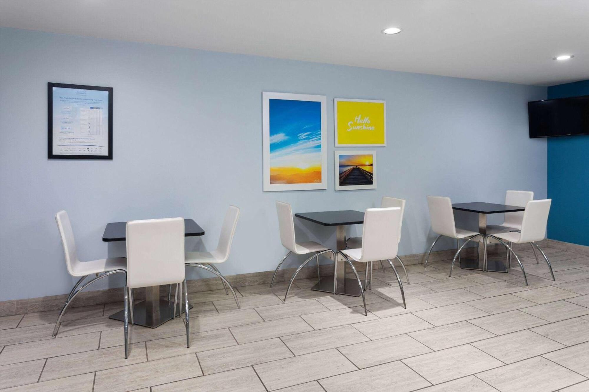 Days Inn & Suites By Wyndham Sellersburg Esterno foto