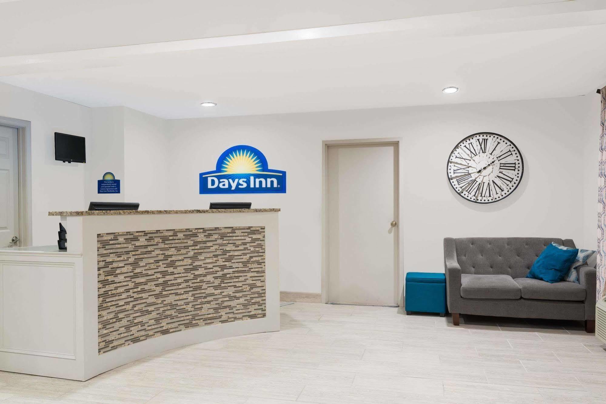 Days Inn & Suites By Wyndham Sellersburg Esterno foto