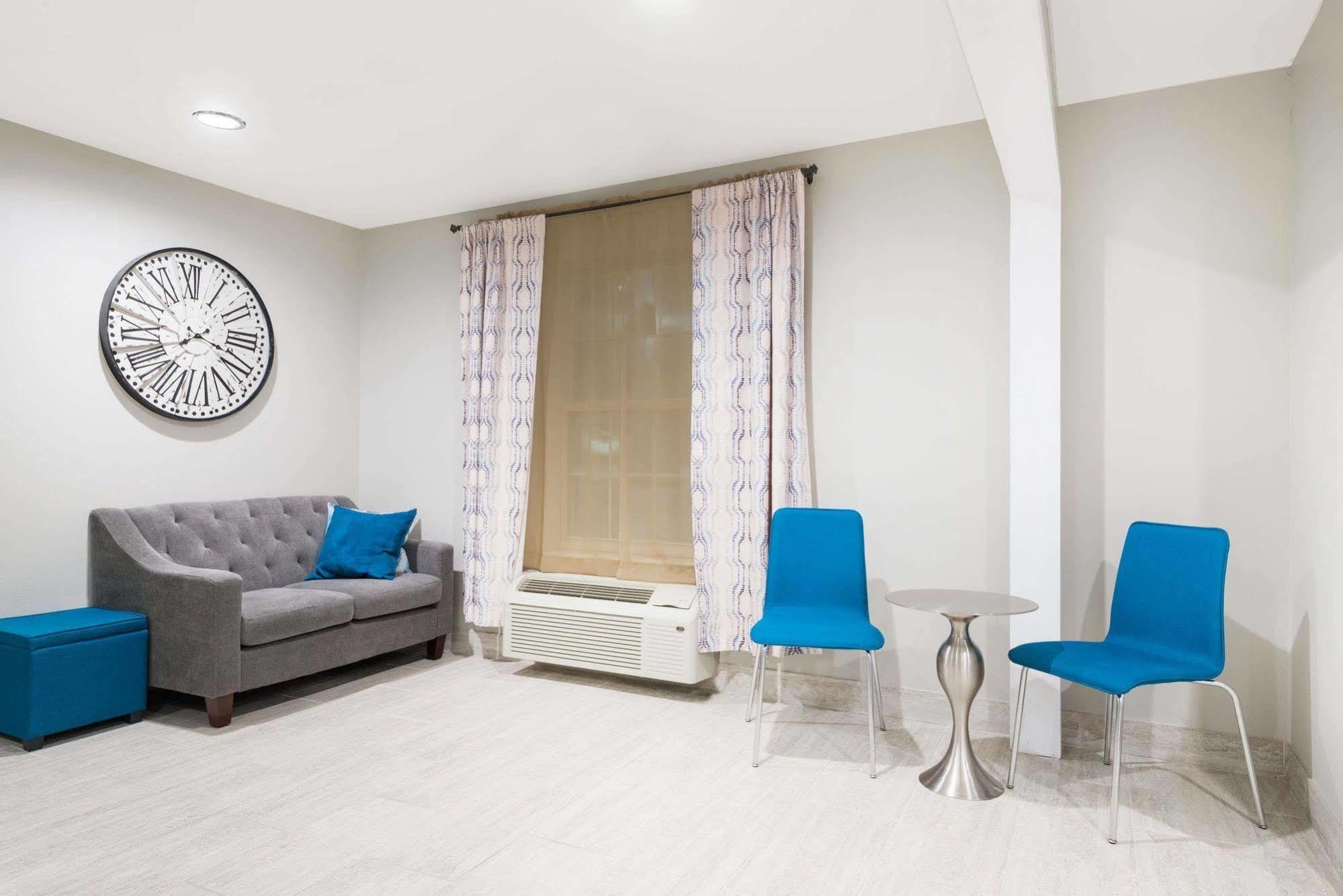 Days Inn & Suites By Wyndham Sellersburg Esterno foto